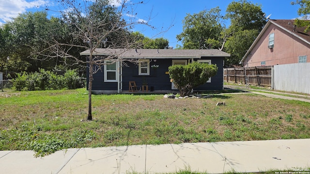 view of front facade featuring a front lawn