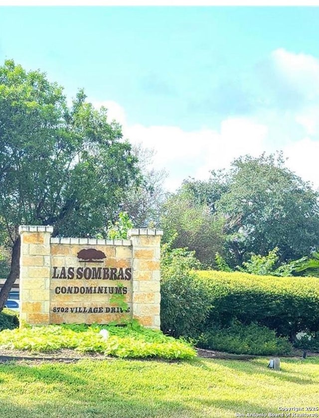 community / neighborhood sign with a yard