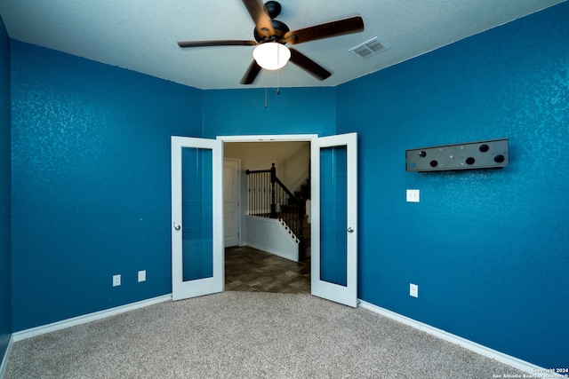 carpeted empty room featuring ceiling fan