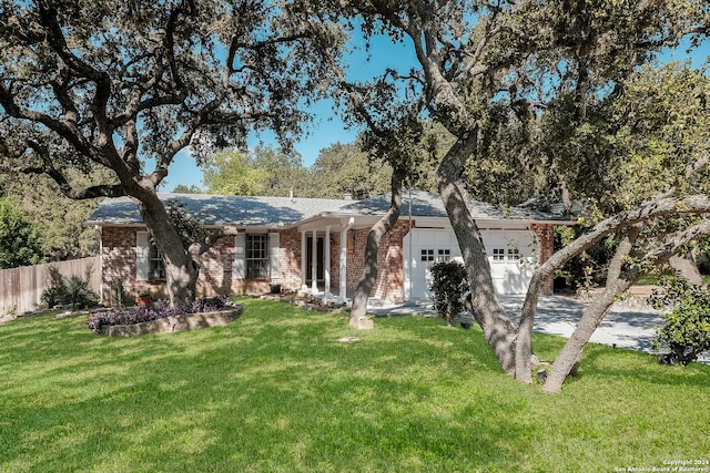 view of front of property featuring a front lawn