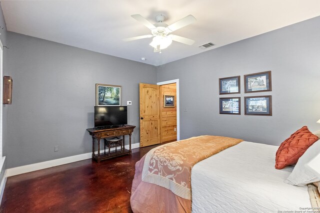 bedroom with ceiling fan