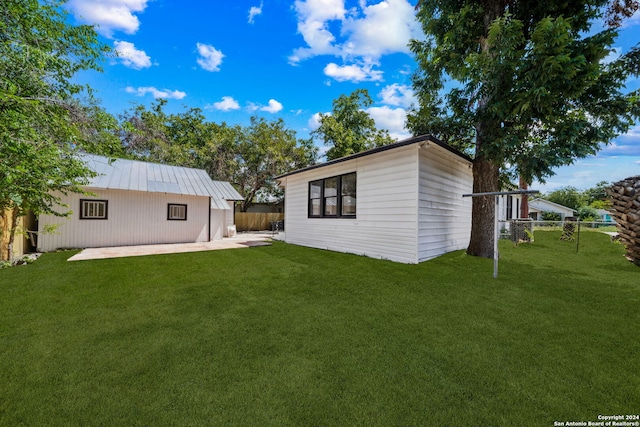 view of yard featuring a patio