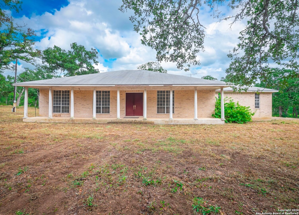 single story home with a front lawn