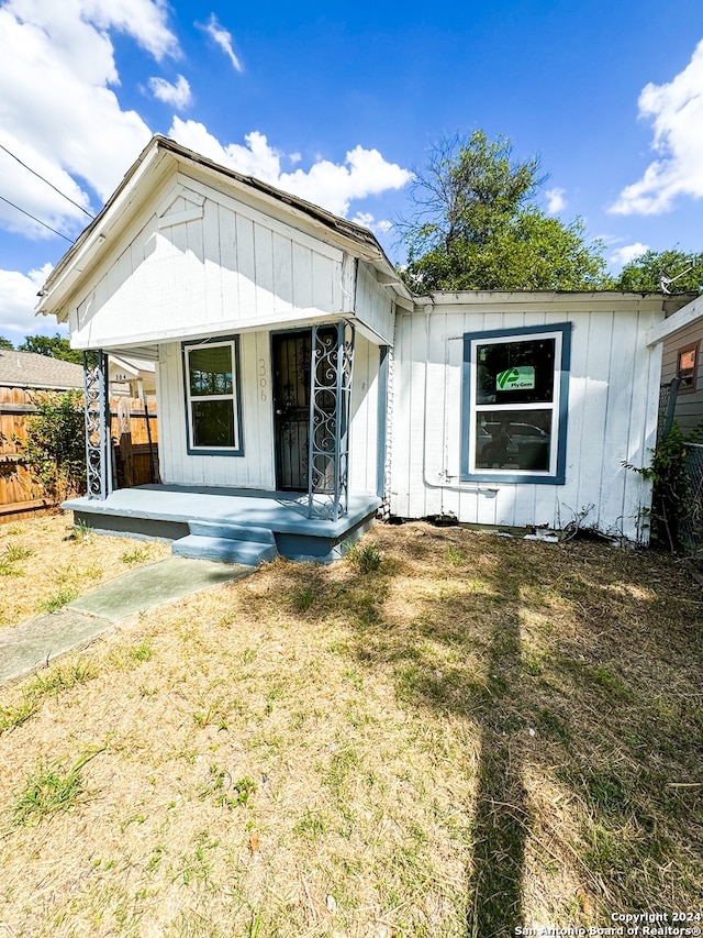 view of front of property with a front yard