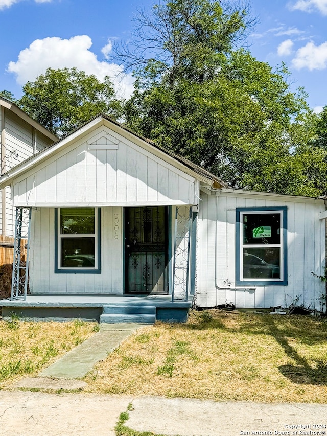 view of front facade with a porch and a front lawn