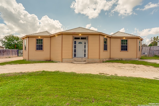 view of front facade with a front lawn