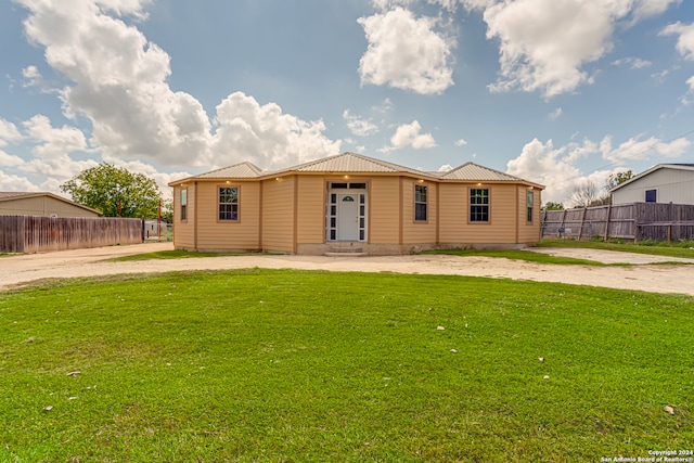 single story home with a front lawn