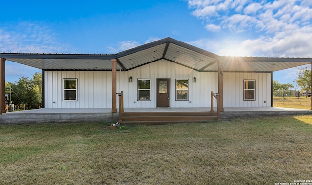 view of front of property featuring a front yard and covered porch