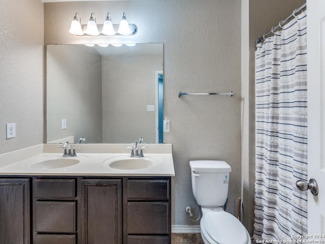 bathroom with a shower with shower curtain, vanity, and toilet