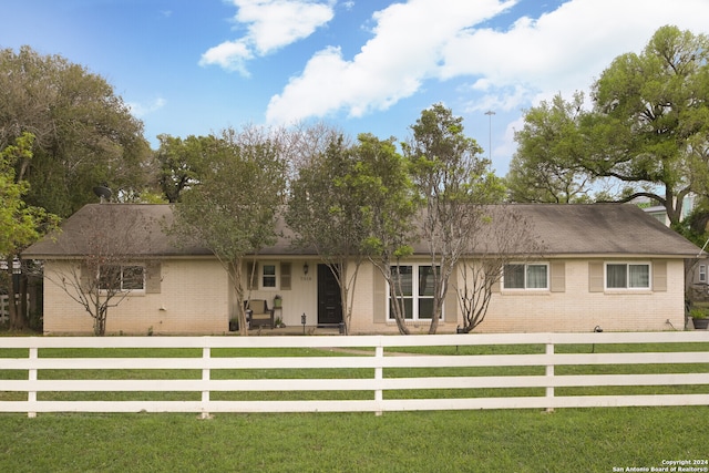 ranch-style house featuring a front lawn