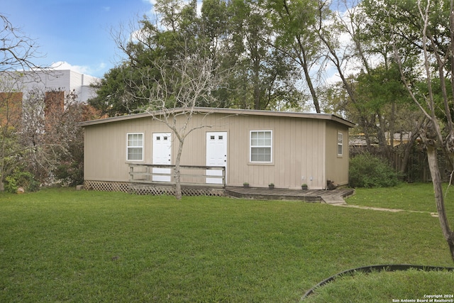 view of front of home featuring a front lawn