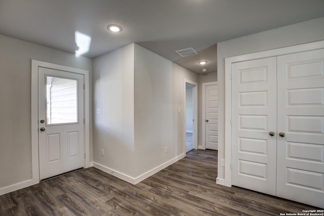 2544 Solon Ln, Seguin, TX 78155 - foyer featuring dark wood-type flooring, visible vents, baseboards, and recessed lighting