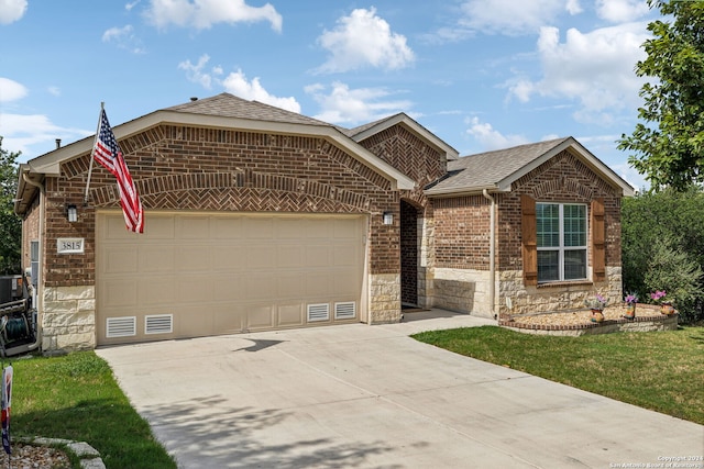 view of front facade featuring a garage and a front yard