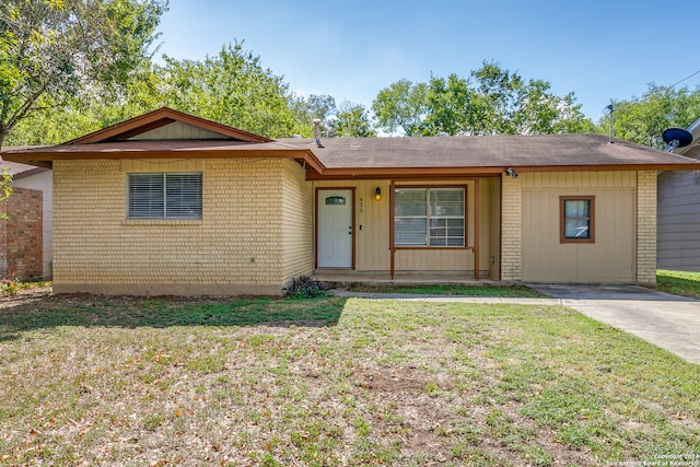 single story home with a front lawn