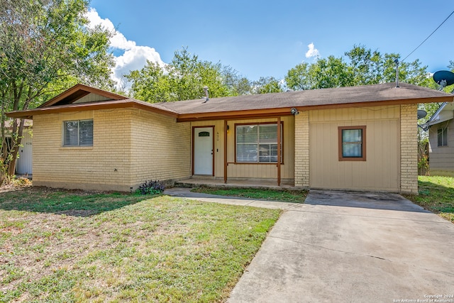 ranch-style house featuring a front yard