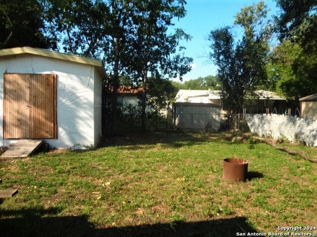 view of yard with a storage shed