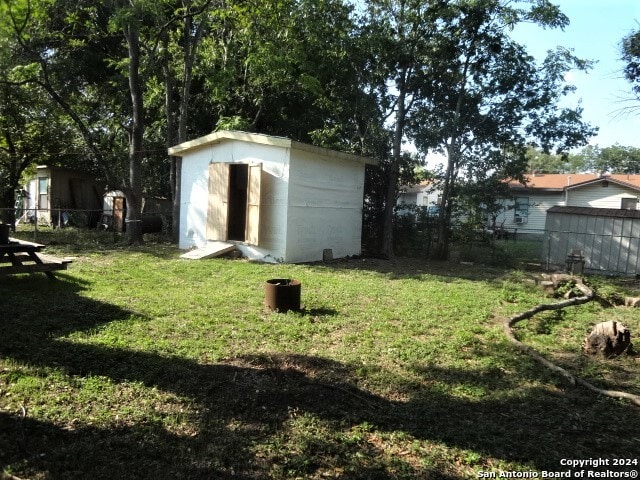 view of yard featuring a storage shed