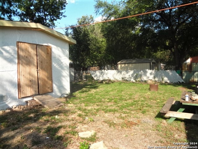 view of yard featuring a shed