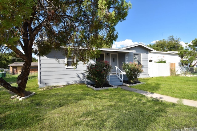 view of front facade featuring a front yard