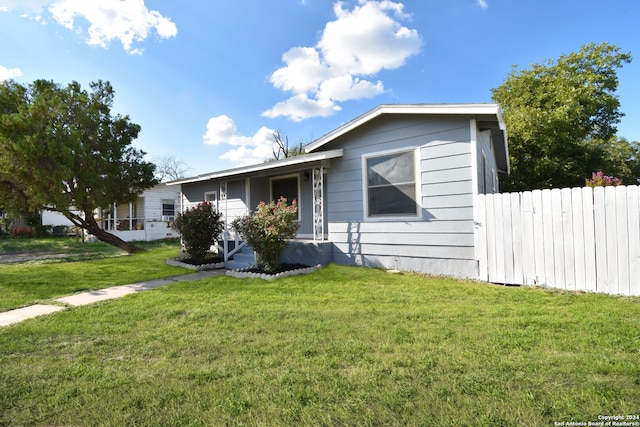 view of front of home featuring a front yard