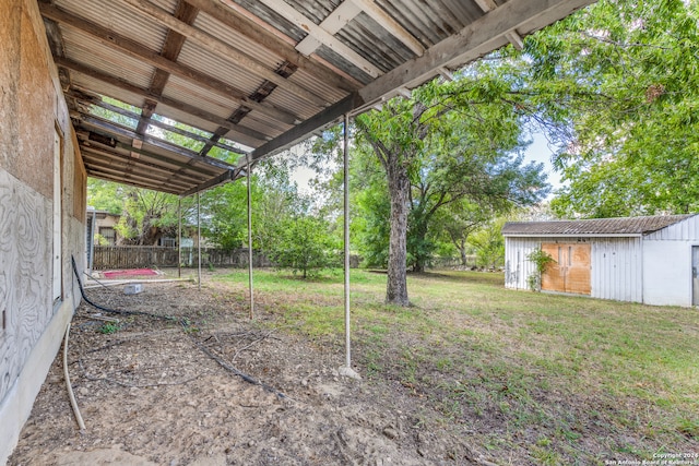 view of yard with a storage unit