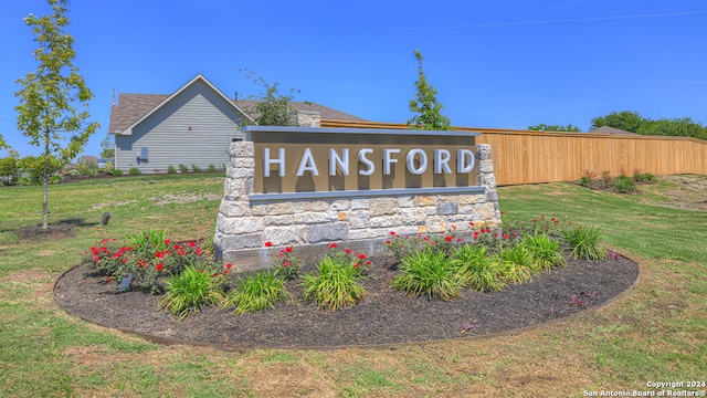 community / neighborhood sign featuring a lawn