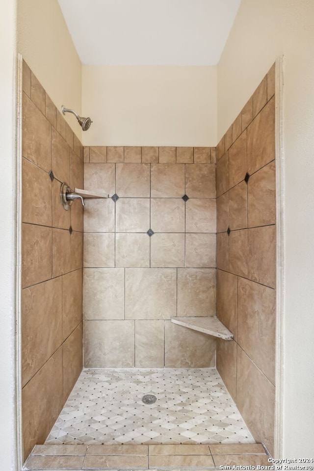 bathroom featuring a tile shower