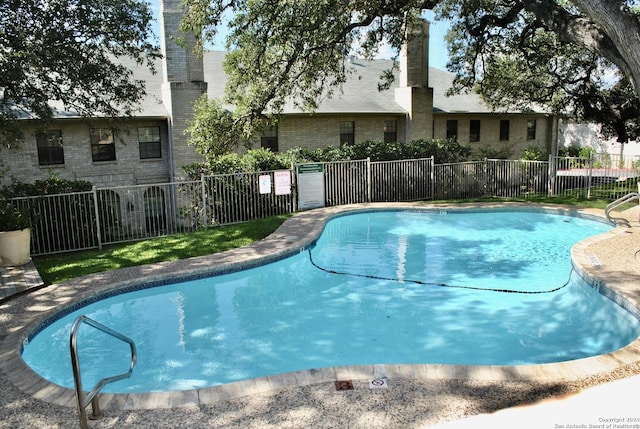 view of swimming pool