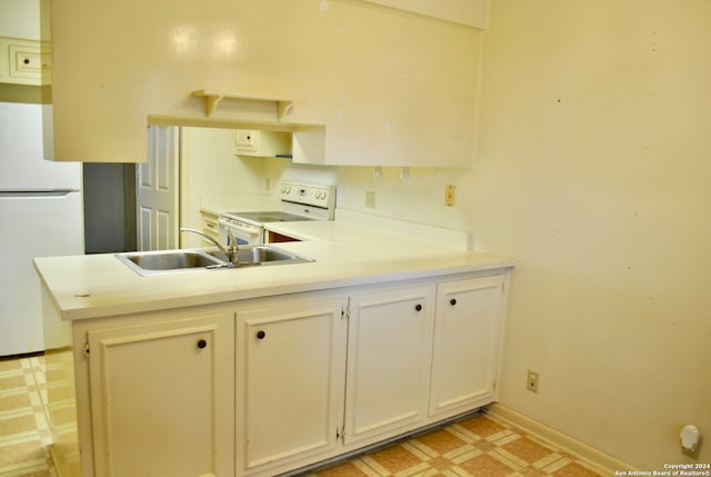 kitchen with kitchen peninsula, sink, and white appliances