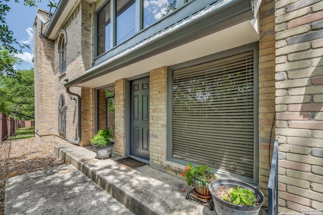 entrance to property featuring covered porch