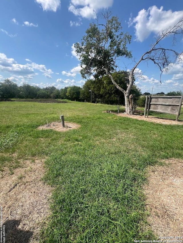 Listing photo 2 for 711 Helena Rd, Karnes City TX 78118