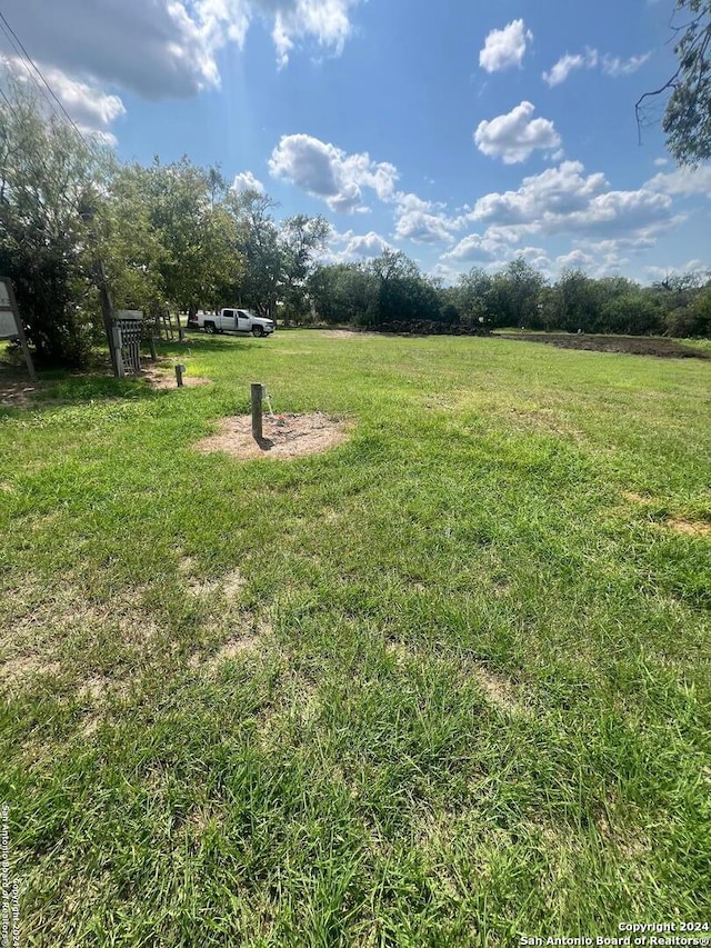 Listing photo 3 for 711 Helena Rd, Karnes City TX 78118