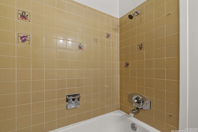 bathroom featuring tiled shower / bath combo