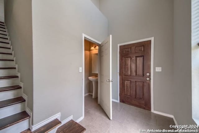 foyer featuring a high ceiling