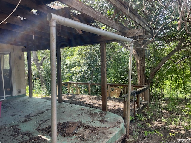 view of yard with a patio and a pergola