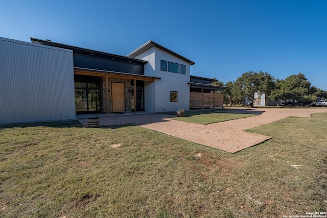 back of house featuring a lawn