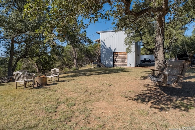 view of yard featuring an outbuilding