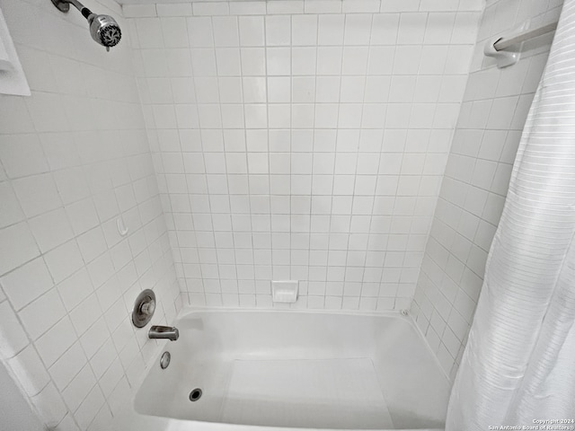 bathroom with shower / tub combo