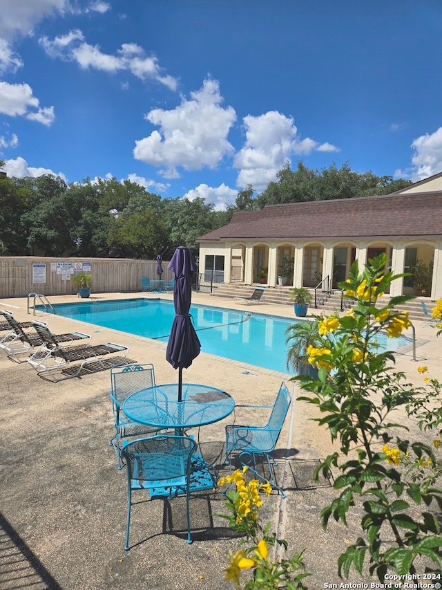 view of swimming pool featuring a patio