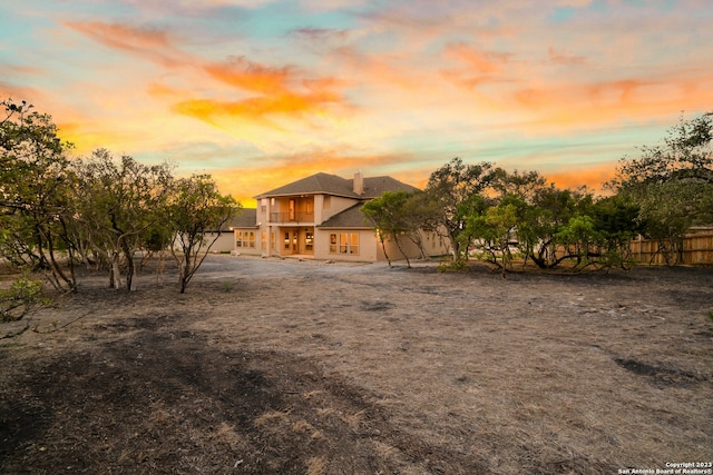 view of yard at dusk