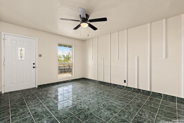 foyer entrance featuring ceiling fan