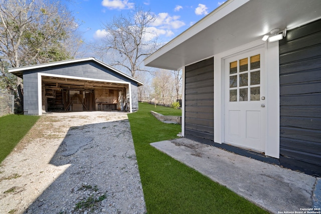 view of yard with an outdoor structure