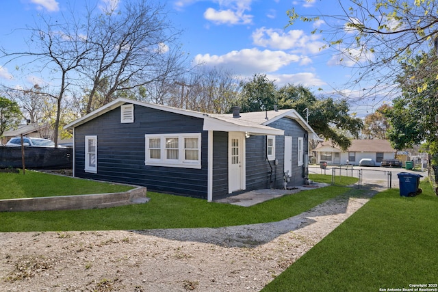 view of front of property featuring a front lawn