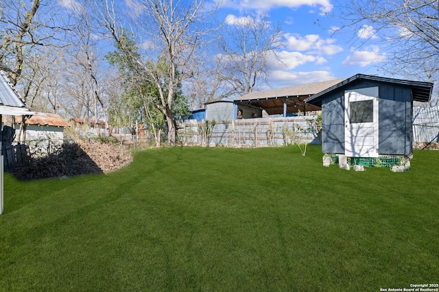 view of yard featuring a storage shed