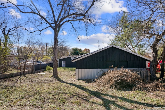 view of yard with an outdoor structure