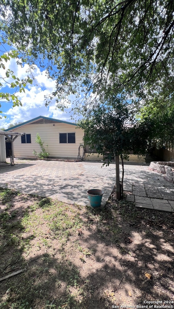 view of yard featuring a patio