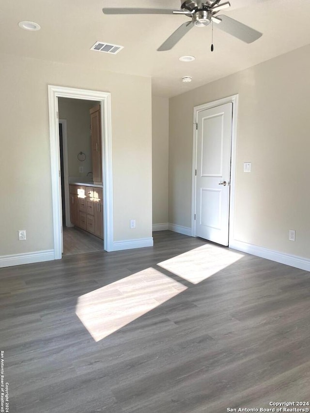 spare room with dark wood-type flooring and ceiling fan