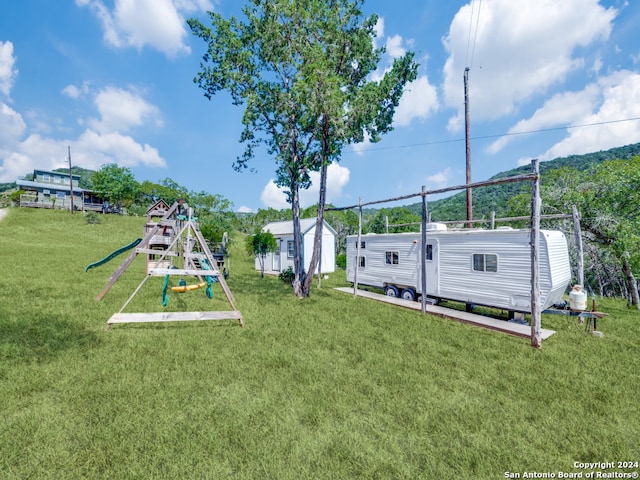 view of yard with an outbuilding