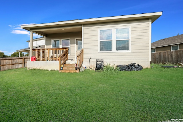 view of front of home featuring a front yard