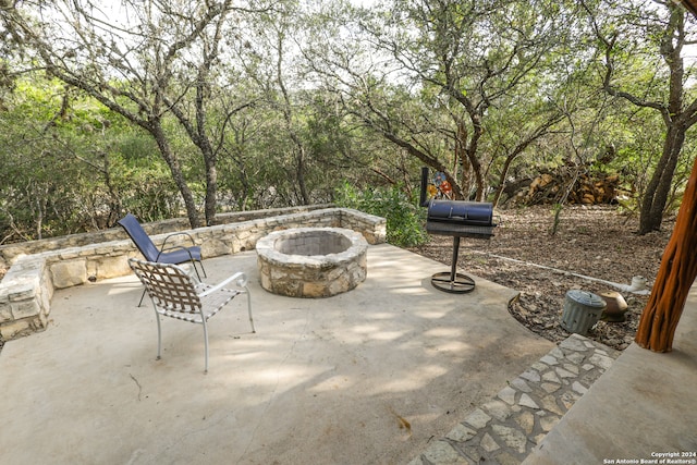 view of patio with a fire pit